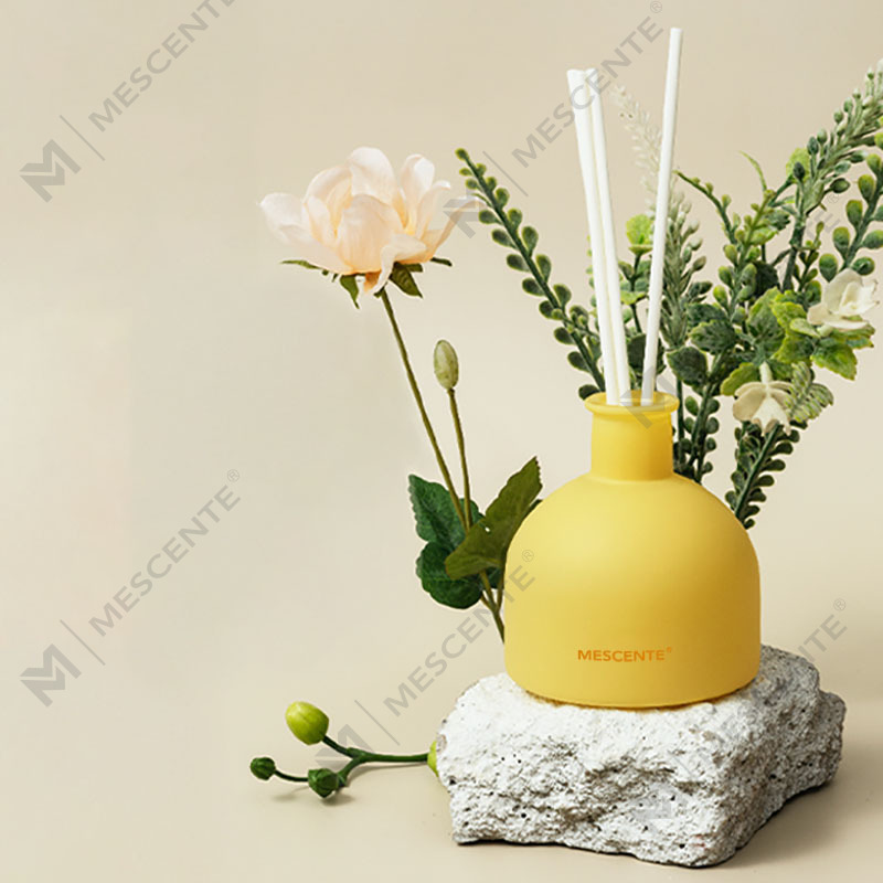 Diffuseur à roseaux d'huile essentielle parfumée de luxe M&Scent en vente chaude avec bâtons en rotin