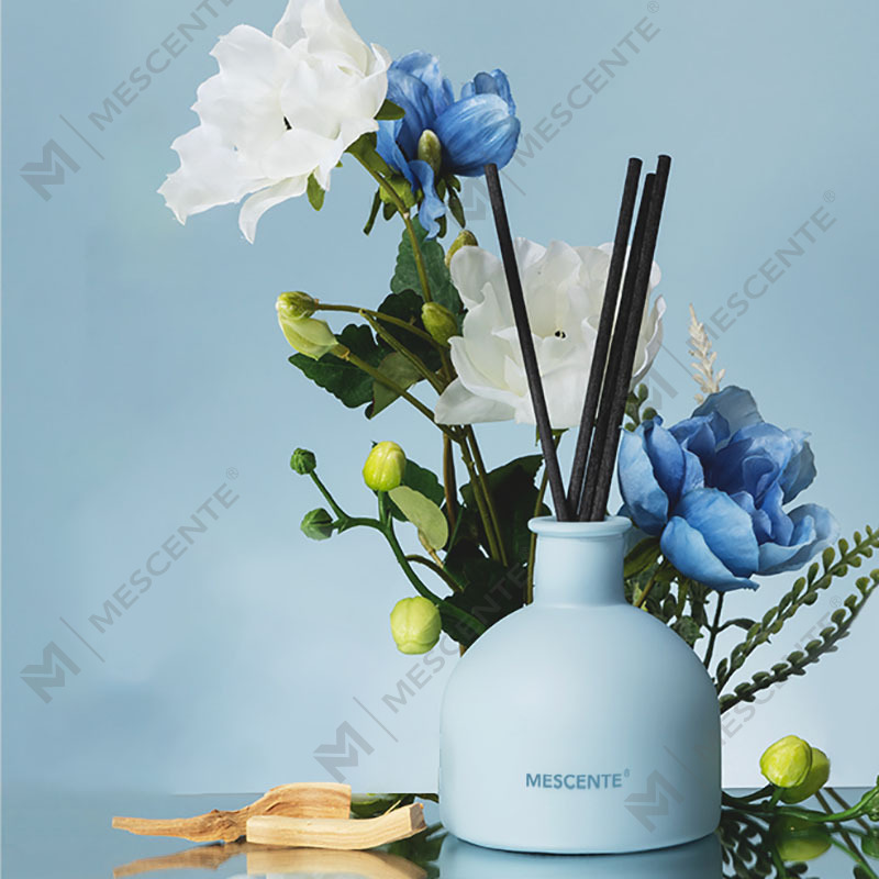 Diffuseur à roseaux d'huile essentielle parfumée de luxe M&Scent en vente chaude avec bâtons en rotin