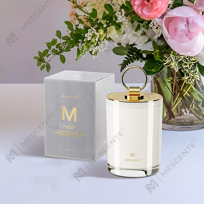 Bougies parfumées de mariage personnalisées avec logo en cire de soja blanche de luxe et bougie de camp personnalisée : un mélange d'élégance et d'aventure