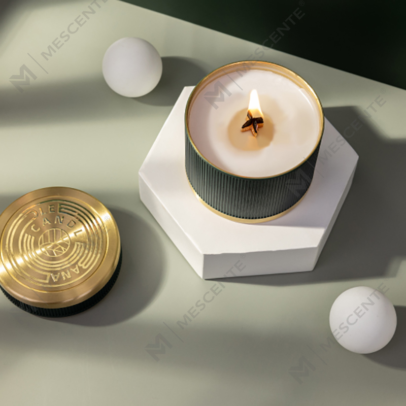 Bougies de luxe personnalisées en cire de soja parfumée à mèche en bois et marque privée Citta avec fleurs séchées