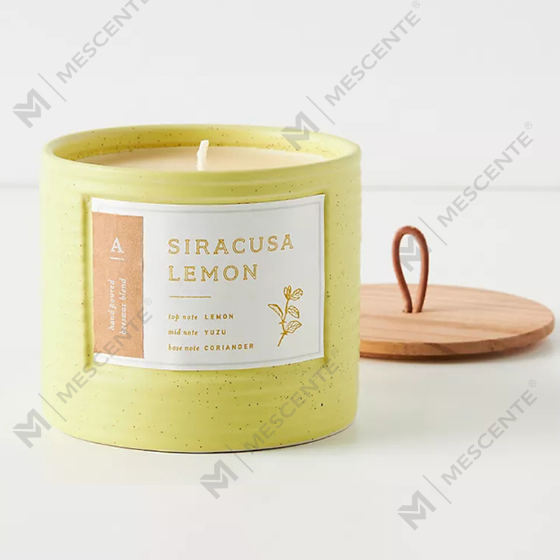 Bougies M&Scent en céramique colorée de marque privée, parfumées à la cire de soja chic