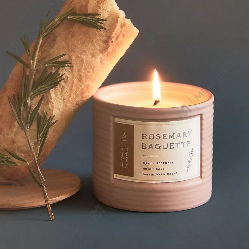 Bougies M&Scent en céramique colorée de marque privée, parfumées à la cire de soja chic